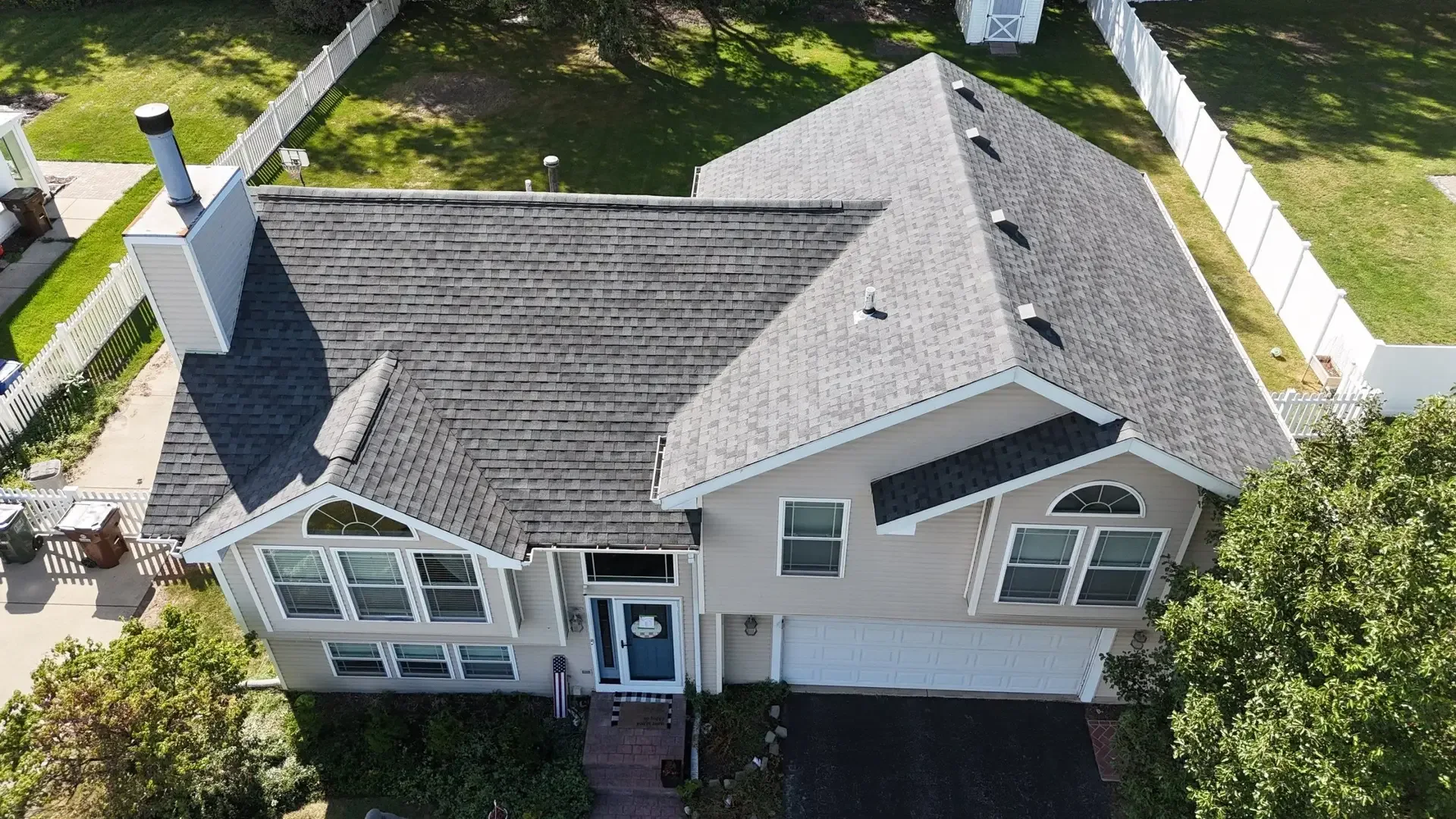 Completed GAF shingle roof on a home in Frankfort, Illinois